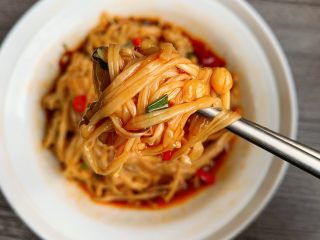 14、凉拌金针菇,简单吧？喜欢的小伙伴动手试一下哦！