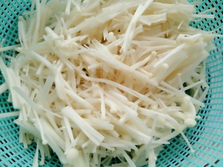 4、金针番茄蛋汤,清洗干净控干水分