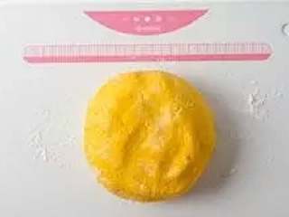 6、南瓜饼,和成南瓜团状，不沾手即可。（揉得干一点比较好，面团里也可加少量食用油，会使成品外观比较有光泽。）