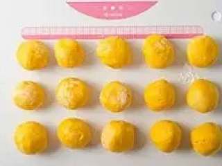 9、南瓜饼,接着，把揉好的面团搓成长条，分成大小相当的坯子，每一小块，手心揉圆。