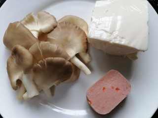 1、平菇豆腐汤,准备好所需材料