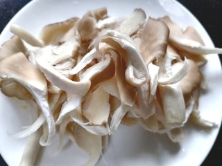 2、平菇豆腐汤,将平菇撕成小块