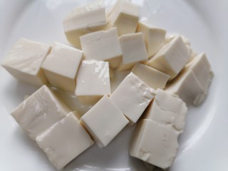 4、平菇豆腐汤,豆腐切成块状