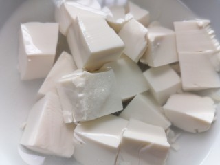 5、平菇豆腐汤,将豆腐用盐水浸泡一下去除豆腥