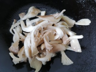 8、平菇豆腐汤,放入平菇翻炒