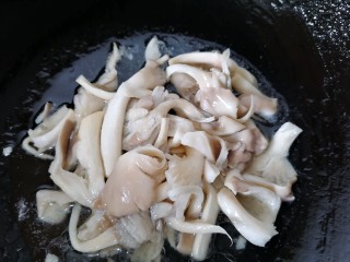 9、平菇豆腐汤,炒至平菇变软
