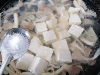 12、平菇豆腐汤,加入一勺盐调味
