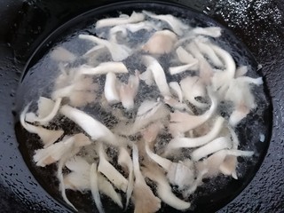 10、平菇豆腐汤,加入适量水