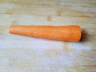 3、鲜虾玉子豆腐,胡萝卜去皮。