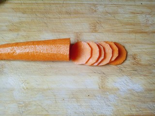 4、鲜虾玉子豆腐,洗干净后切薄片，不要切太厚。