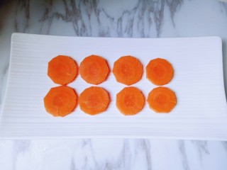 5、鲜虾玉子豆腐,摆放在盘子里。