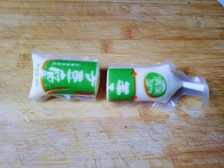 6、鲜虾玉子豆腐,取一条玉子豆腐，从中间切开，切记不要从顶端切开呦。一定从中间切。