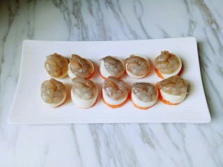 8、鲜虾玉子豆腐,再将腌制好的虾仁摆放在玉子豆腐上面。