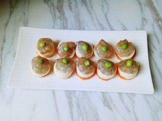 9、鲜虾玉子豆腐,最后将豌豆放在虾仁的中间。