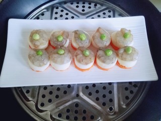 10、鲜虾玉子豆腐,上锅隔水蒸，(沸水入锅蒸5分钟即可。)