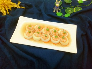 14、鲜虾玉子豆腐,勾芡好的汁 淋在蒸好的虾仁玉子豆腐上面即可。