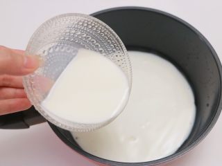 2、椰奶冻,取一奶锅，倒入250ml牛奶