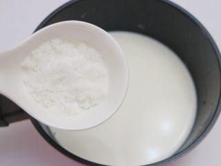 3、椰奶冻,接着倒入绵白糖