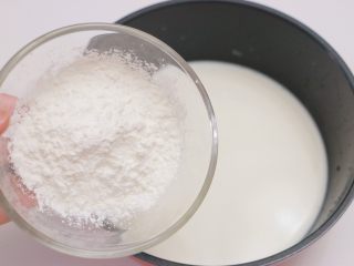 4、椰奶冻,倒入玉米淀粉