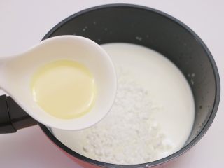 5、椰奶冻,加入炼奶（其实加入的顺序没有规定，只需将这几项材料混合即可）