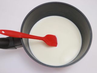 6、椰奶冻,用勺子或者硅胶刮刀将以上材料混合拌匀