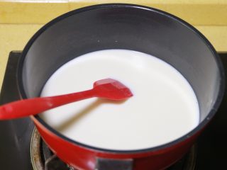 7、椰奶冻,将锅放置于炉上，开小火加热，边加热边搅拌，以免糊底