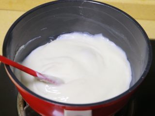 8、椰奶冻,直至搅拌成细腻顺滑的面糊状