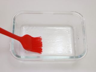 9、椰奶冻,准备一个平底容器，容器内部用刷子刷少许玉米油（容器壁和容器底都刷均匀）