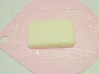 12、椰奶冻,凝固好的奶冻从冰箱取出， 倒扣在案板上