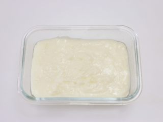 10、椰奶冻,将步骤8做好的面糊倒入容器中，迅速用勺子稍稍抹平面糊表面，放凉