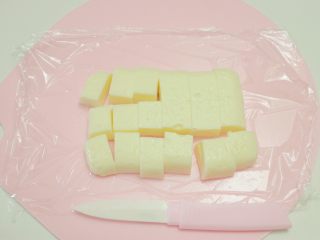 13、椰奶冻,用刀切成大小均匀的小方块