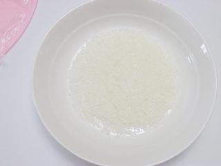 14、椰奶冻,盘中倒入适量椰蓉