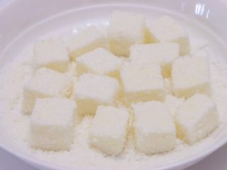 15、椰奶冻,将切块的奶冻放入盘中，均匀地裹上椰蓉即可