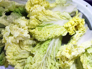 1、金汤肥牛,白菜拆开浸泡