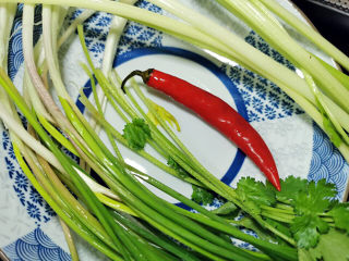 3、金汤肥牛,芹菜，葱，香菜，辣椒