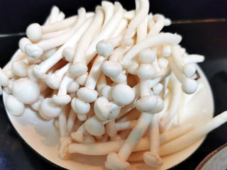 6、金汤肥牛,海鲜菇洗净，切去菇脚