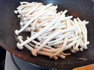 7、金汤肥牛,海鲜菇下水焯一下