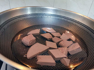 8、金汤肥牛,鸭血也焯水