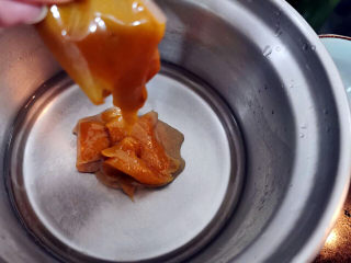 10、金汤肥牛,金汤肥牛酱挤入盆中