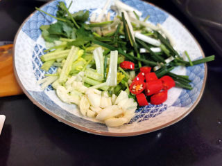 12、金汤肥牛,葱切段，芹菜切段，蒜蓉，香菜切段，红椒切圈