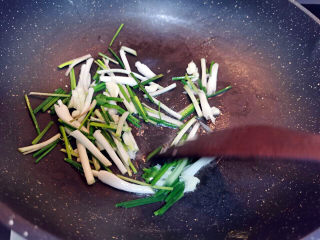 13、金汤肥牛,葱，蒜爆香