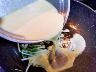 14、金汤肥牛,倒入金汤肥牛酱汁