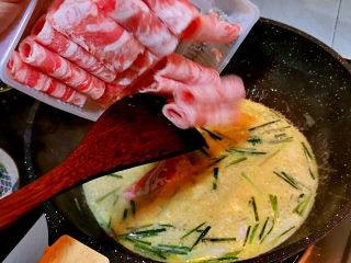 16、金汤肥牛,锅中酱汁烧开，下牛肉卷