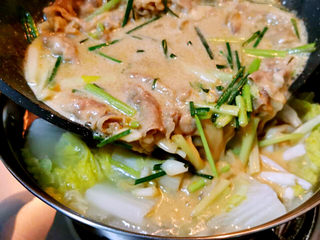 18、金汤肥牛,将煮好的金汤肥牛倒入白菜锅中，上面加上芹菜与香菜