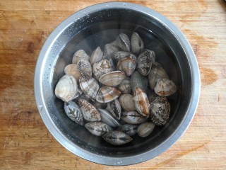 1、海鲜疙瘩汤,蛤蜊买回后用淡盐水浸泡吐沙洗净。