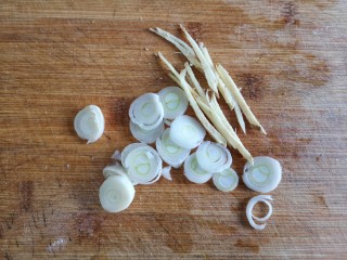 6、海鲜疙瘩汤,葱切葱花,姜切丝。