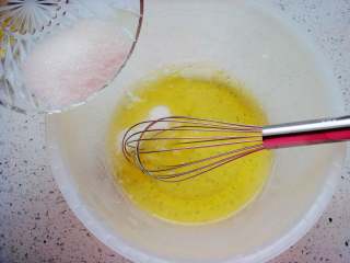 2、芝麻薄脆饼,蛋清倒入大盆里,加入白糖。