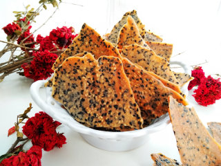 13、芝麻薄脆饼,待安全晾凉后去掉油纸,掰成块状就可以食用啦!