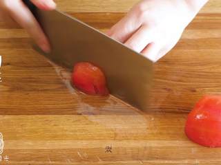 5、西红柿鸡蛋面12m+,去皮之后切碎~