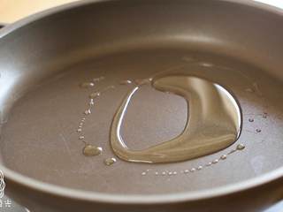 7、西红柿鸡蛋面12m+,往锅里倒油~